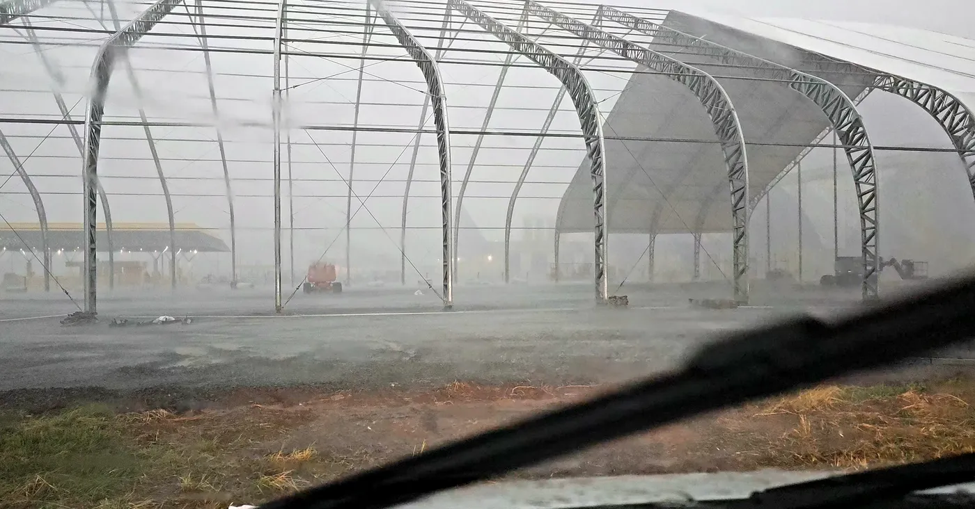 Estrutura da tenda vista de dentro do carro, sob chuva forte