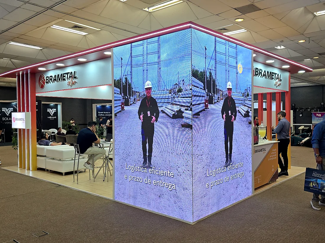 Cubo de LED no espaço da Brametal no 360 Solar 2024