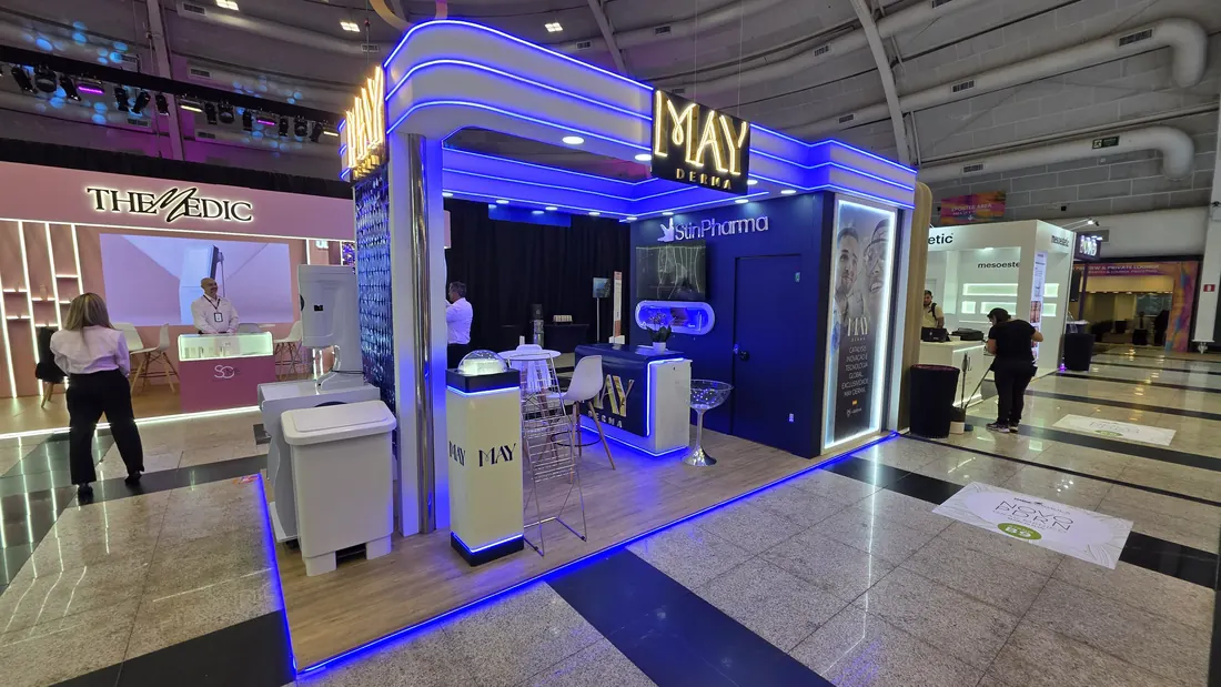 Estande da May Derma no IMCAS 2026, sem público